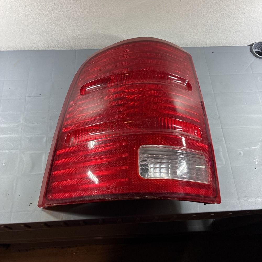 2002-2005 FORD EXPLORER REAR LEFT TAIL LIGHT DRIVER SIDE Used